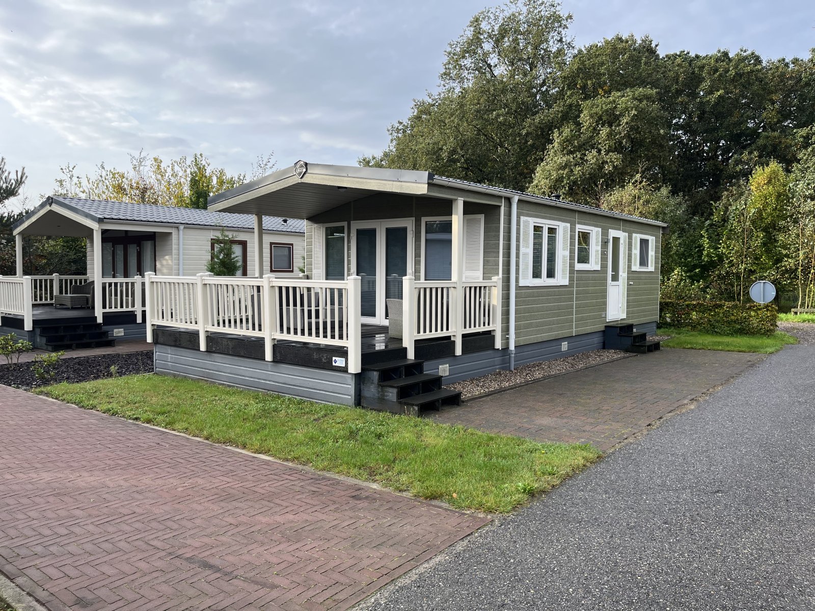 Chalet met veranda op een groen vakantiepark