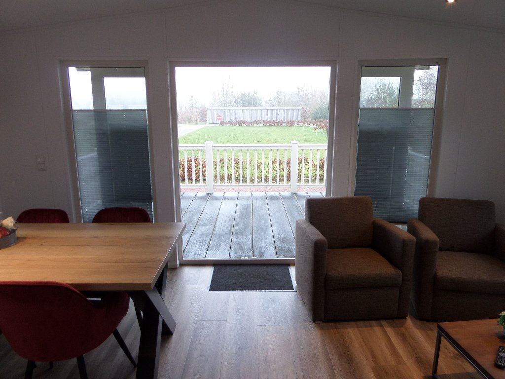 Woonkamer met eettafel en uitzicht op het terras