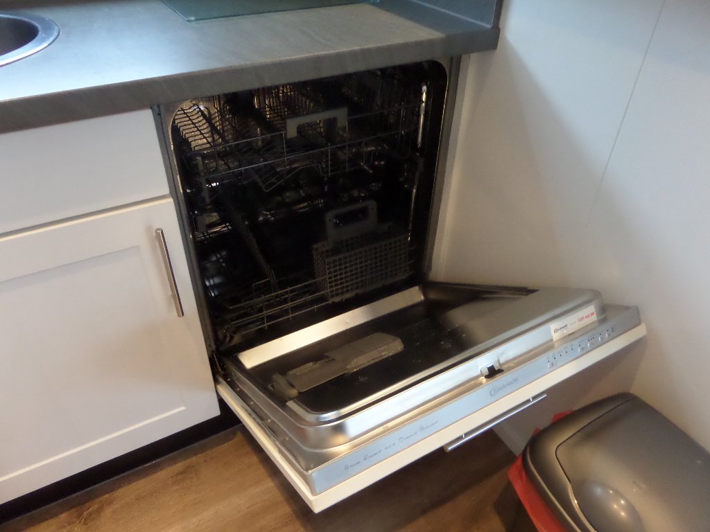 Open vaatwasser in de keuken