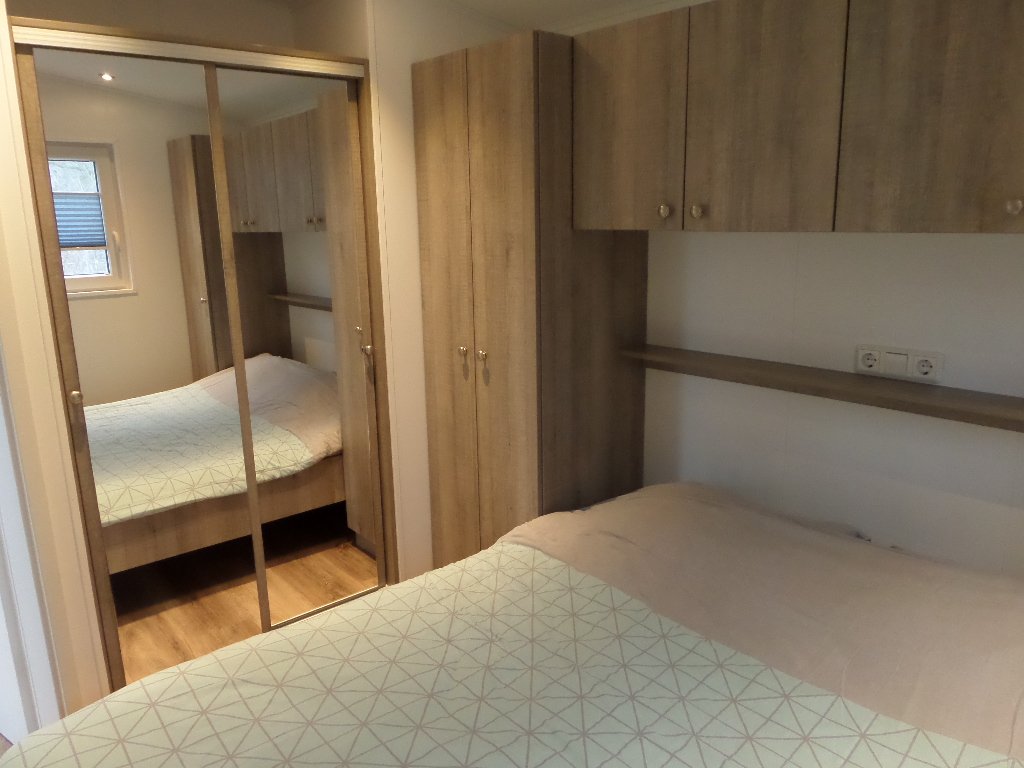 Bed met spiegelkast in de slaapkamer